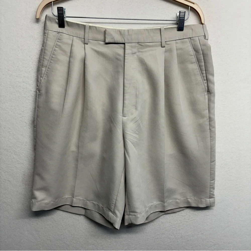 Tiger‎ Woods 36 Cream Shorts Pleated Front Golf